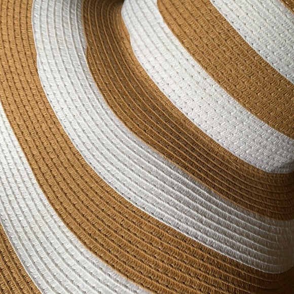 NWT Tan and White Floppy Sun Hat - Picture 2 of 4